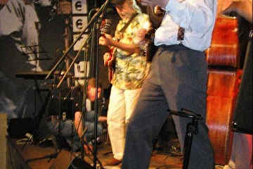 "Аркустра" в  совместном концерте с "Harlem Blues & Jazz Band". Это был их первый приезд в Россию ( 2 июля 2006г. )  и единственный клубный концерт.
Виктор К.  и  Дима Н.  олицетворяли собой фанково-блюзовое братство России для Американских гостей.