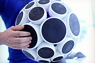 В Англии не так давно человек по имени Адам Плейс представил Альфа Сферу (Alpha Sphere), которая внешне походит на круглую подушку. Этот инструмент издает достаточно приятное звучание, если сделать нажатие на мягкие клавиши. В первый раз этот необыкновенный инструмент представили на одной из лекций (Бристольский университет). Чтобы представить собственный инструмент просторной публике, изобретатель занялся привлечением спонсоров, которые вложили в этот проект примерно пятьдесят тысяч долларов.