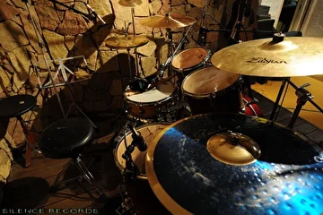 Silence Records Drums
Барабанная зона в студии Silence Records