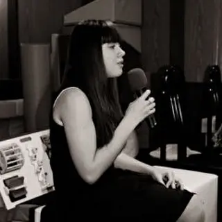 Лиза:*