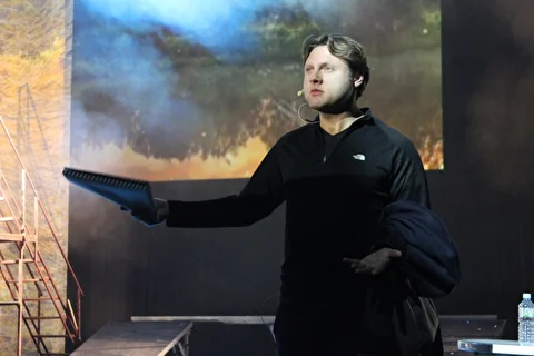 Певец Александр Коган играет в спектакле «Калина красная»