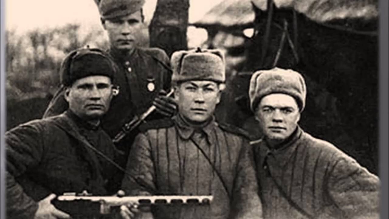 Е и темнов. Фото русских солдат с родителями. Солдаты с черенками. Фото солдат небольшой группой.