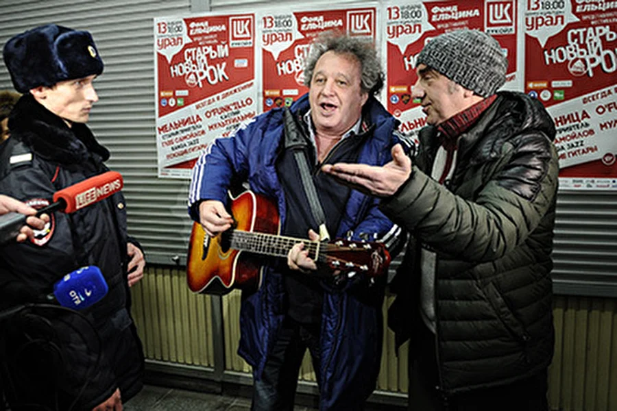 Полиция прервала концерт группы Чайф в подземном переходе Екатеринбурга
