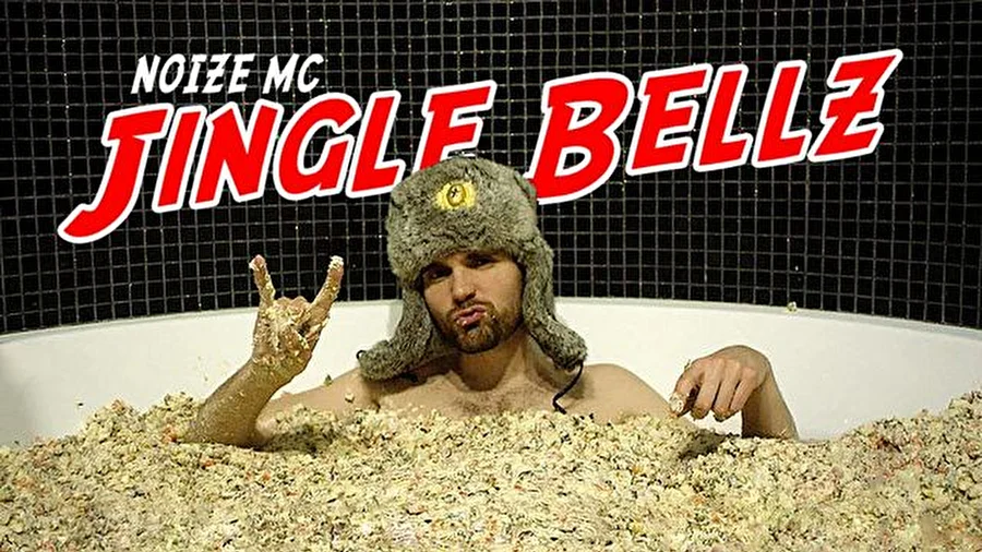 Noize MC снялся в клипе Jingle Bellz в джакузи с 30 кг оливье