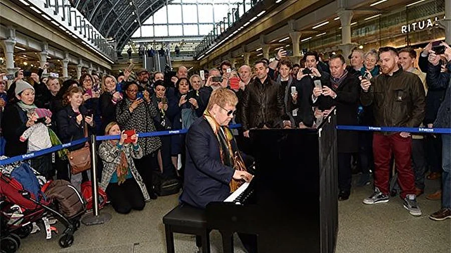 Внезапный концерт: Элтон Джон сыграл на лондонском вокзале