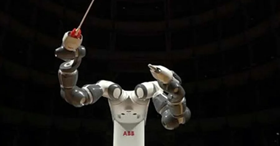 Робот впервые подирижировал симфоническим оркестром