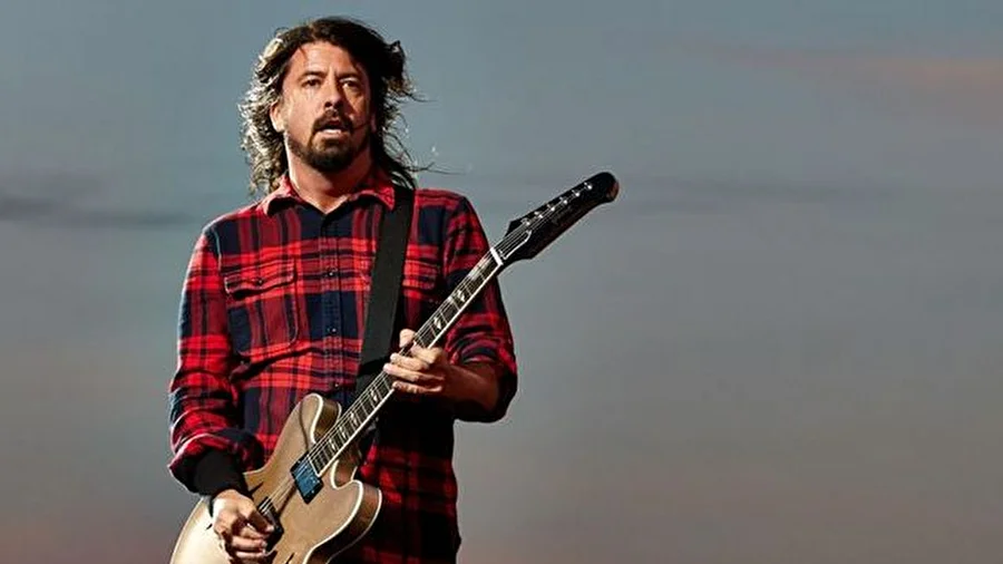 Фронтмен Foo Fighters сломал ногу во время концерта в Гетеборге