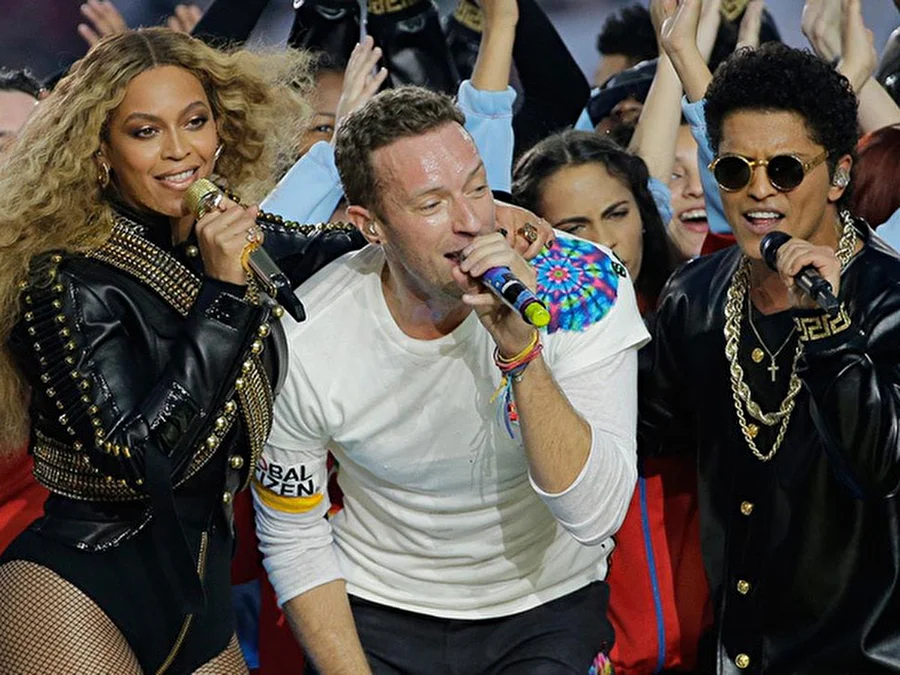 Coldplay, Бейонсе и Бруно Марс выступили на Супербоул-2016