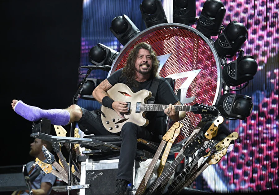 Дэйв Грол выступил на троне в честь юбилея альбома Foo Fighters