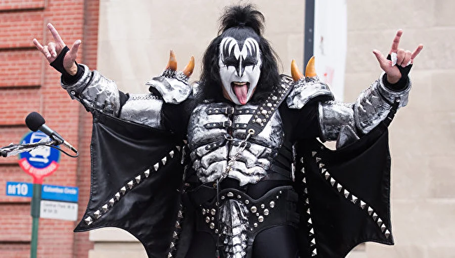 Лидер Kiss решил запатентовать «козу»